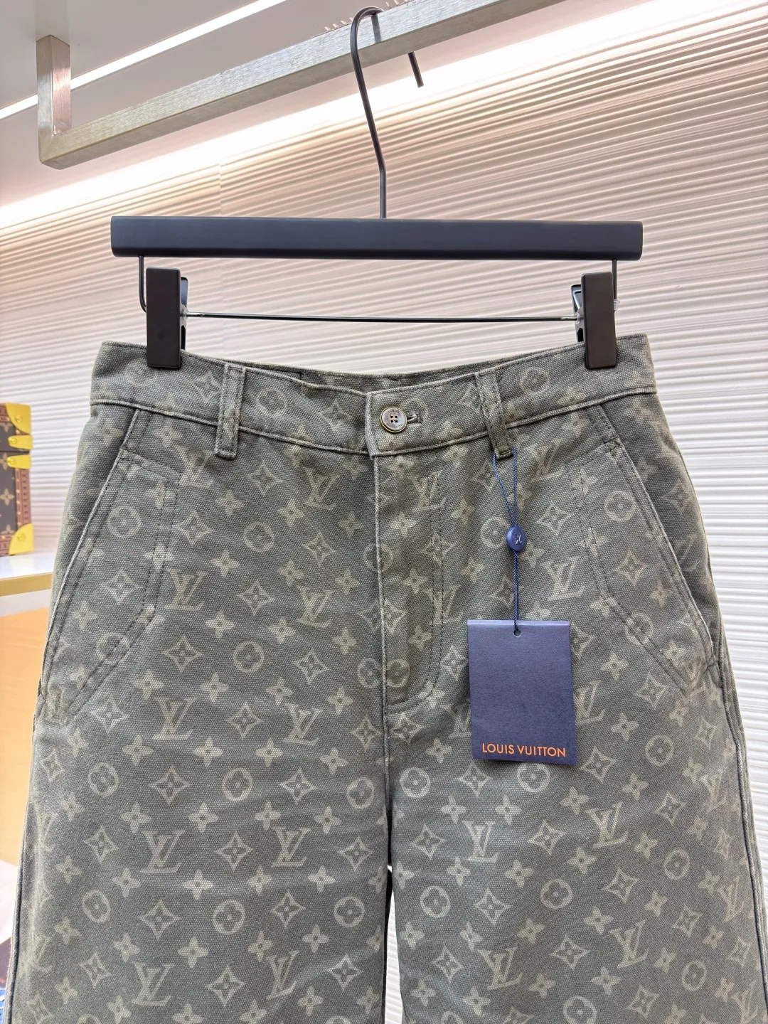 LOUIS VUITTON full-print jacquard pocket trousers and jeans ●Original version: Purchased and developed for 15900 ●Item number: 1682470-B45 ●Material: denim fabric ●Technology: jacquard production ●Color: vintage green ●Version: fitted version ●Weight: about 925 grams ●Size: 28-30-32-34-36 ●Description: These Louis Vuitton all-over printed presbyopia overalls are made of heavy twill denim. The fabric has been stone washed and distressed to create a soft and skeletal texture, while giving the pants a retro distressed tone. The body of the trousers adopts the all-over printing process of the brand's classic presbyopic pattern. The printing is processed by digital direct printing and high-temperature color fixation. The color reproduction is high and is not easy to fade and crack. The workwear-style large pockets are made with three-dimensional tailoring technology. The bag mouth is reinforced with double-needle stitching, which combines practicality and design. The waistband adopts a classic button-zipper opening and closing design, with adjustable trousers details. The trousers are straight-cut and have raw edges. The overall fabric processing and structural sewing follow the brand's high-end clothing technology. Every seam is precisely positioned to make the trousers crisp and durable, perfectly integrating classic presbyopic elements and workwear style. The overall wiring is straight and delicate, the fabric is comfortable and soft, and the color is consistent without color difference. It can be matched with the same style to create a fashionable look and control various occasions. Customized accessories, complete with three standards, same style for men and women!